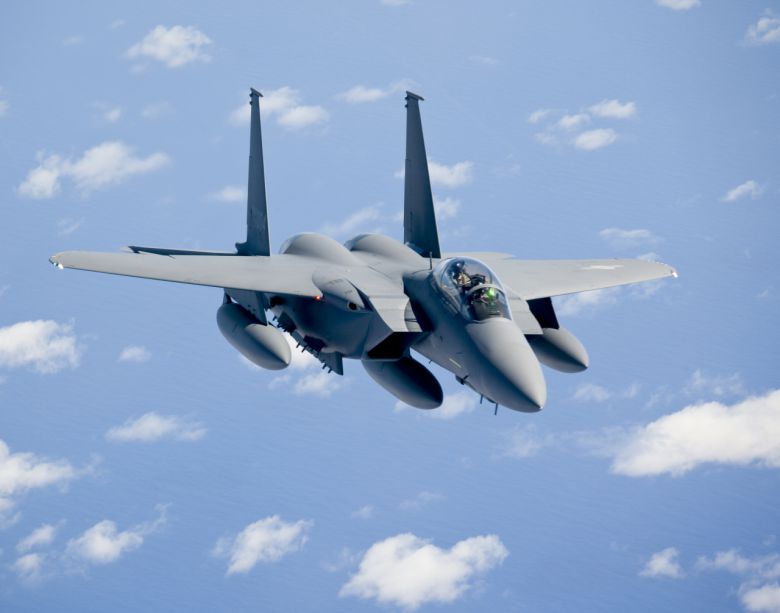 한국 공군의 F-15K 성능개량 사업을 맡은 보잉이 지난달 28~30일 한국 국방부 출입기자단에 미국 애리조나주 메사와 워싱턴주 시애틀에 위치한 현지 생산공장 내부를 공개했다. 보잉은 F-15K의 성능개량 사업이 기체 상단부를 통째로 바꾸는 방식으로 추진될 전망이라고 밝혔다. 사진은 미국 세이트루이스에서 한국으로 페리 비행했던 F-15K[보잉 제공]