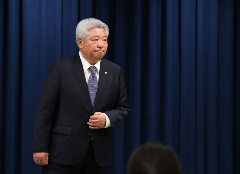 김홍일 신임 방송통신위원장 후보자 6일 서울 용산 대통령실 청사에서 소감을 밝혔다. [연합]