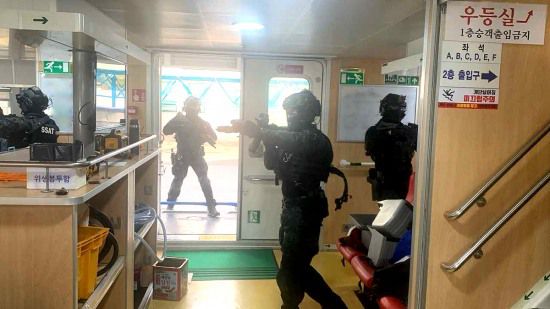 포항해양경찰서가 포항 여객선 터미널에서 여객선 대상 해상 대테러 대응훈련을 실시했다(포항해경제공)