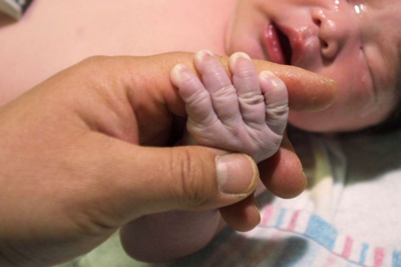 아이의 탄생후 처음으로 아빠의 손가락을 붙잡는모습 [필자 제공]