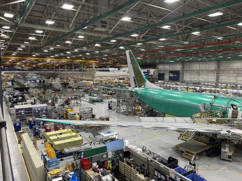 항공업체 보잉은 지난달 28~30일(현지시간) 한국 국방부 출입기자단에 미국 애리조나주 메사와 워싱턴주 시애틀에 위치한 현지 생산공장 내부를 공개했다. 사진은 보잉 시애틀 랜턴공장에서 개조 중인 737항공기 동체.[국방부 공동취재단/시애틀]