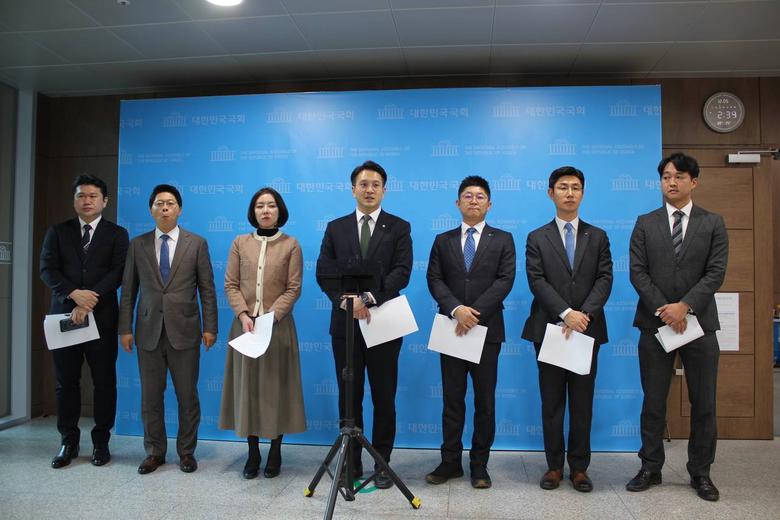 더불어민주당 전국청년위원회가 지난 5일 오후 국회 소통관에서 기자회견을 열고 당내 청년인재 발굴을 촉구하고 있다. [사진=더불어민주당 전국청년위원회]