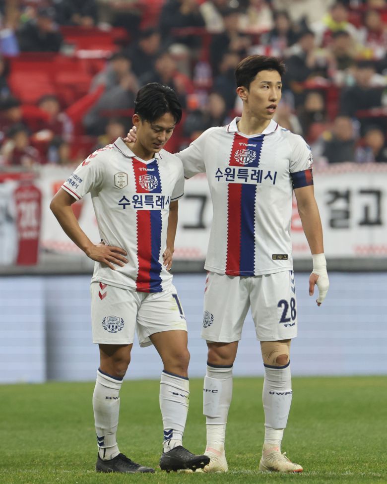 수원의 이승우가 옐로카드가 한장 있는 상황에서 문전에서 파울을 범해 PK를 내주고 경고누적으로 퇴장까지 당하자 착잡해 하고 있다. 연합뉴스