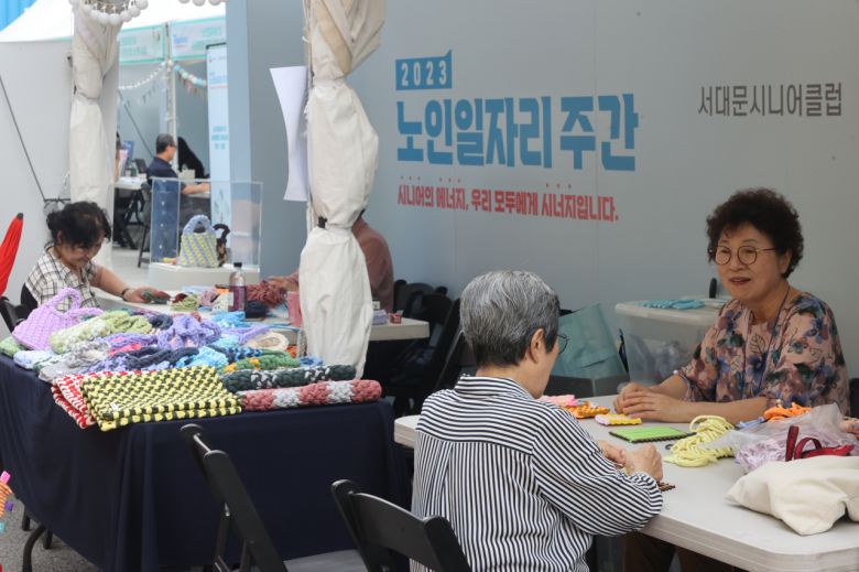 서울 성동구 성수동 언더스탠드 에비뉴 중앙광장에서 열린 2023 노인일자리주간 현장 국민참여관에서 방문객들이 일자리 상담 및 프로그램 체험을 하고 있다. [연합]