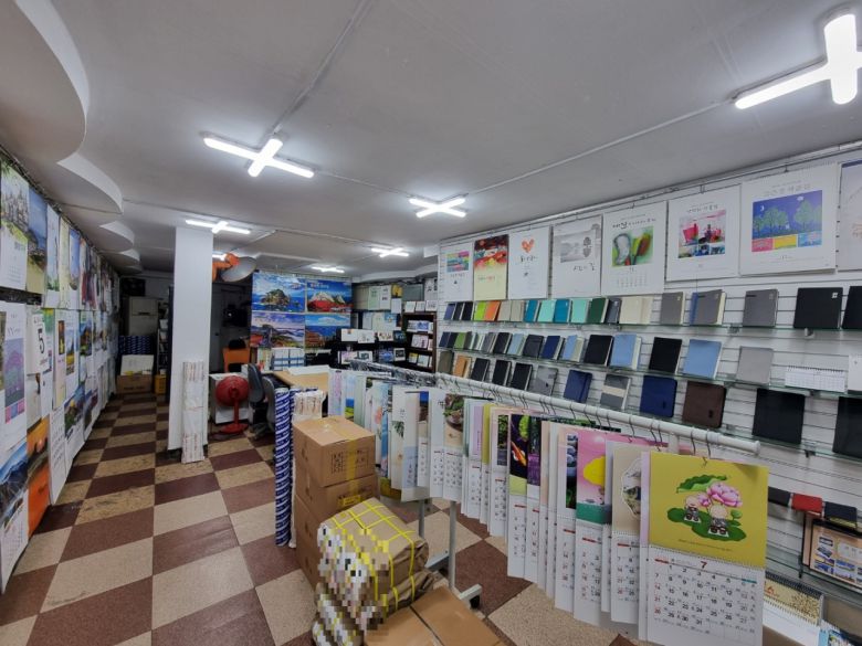 을지로 인쇄골목 곳곳에 명맥을 유지하고 있는 ‘카렌다’집들. 이곳에서 주문을 받아 파주 등 외곽에 있는 공장에서 달력을 생산한다. 소매 고객이 소량으로 구매할 수도 있다.[이민경 기자]