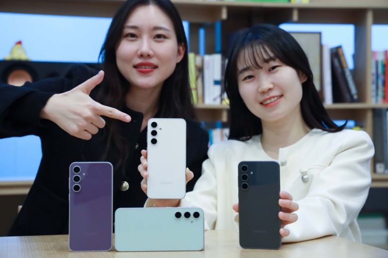 LG유플러스가 오는 8일부터 삼선전자의 새로운 스마트폰 ‘갤럭시 S23 FE’를 구매 및 개통할 수 있다고 7일 밝혔다. 사진은 갤럭시 S23 FE를 소개하는 LG유플러스 모델의 모습. [LG유플러스]