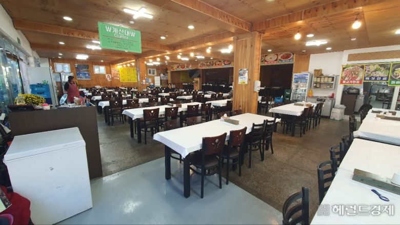 고금리, 고물가, 경기침체로 전북 정읍의 한 대형식당은 점심피크 시간에도 텅 빈 모습을 보였다.