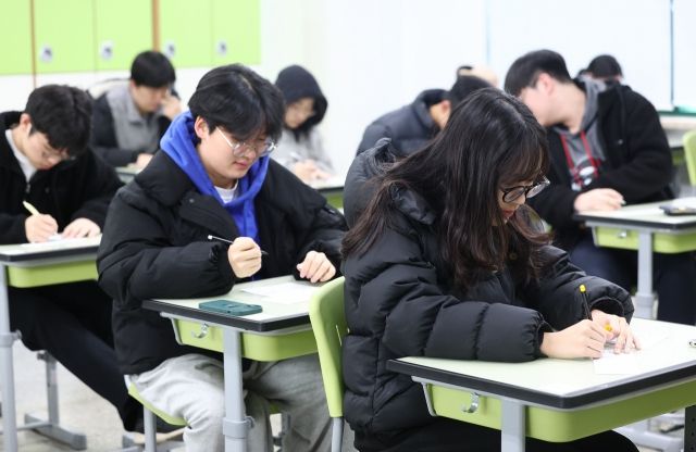 가채점 표를 작성하는 고3 학생들. [연합]