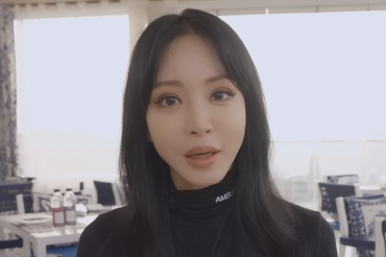 배우 한예슬이 8일 유튜브 채널 ‘한예슬 is’에 공개된 영상에서 故김용호를 언급했다. [한예슬 유튜브]