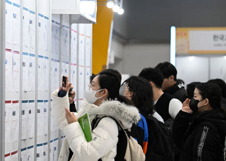 2023 공공기관 채용정보 박람회가 1일 서울 서초구 aT센터에서 열려 행사장을 방문한 취업준비생들이 채용정보게시판을 살펴보고 있다. 임세준 기자