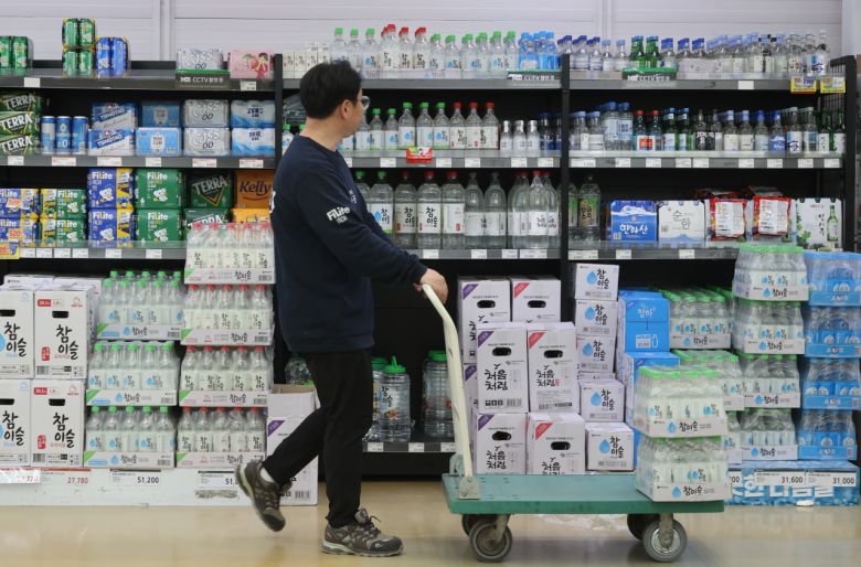 서울 시내 대형마트의 주류 판매대. [연합]