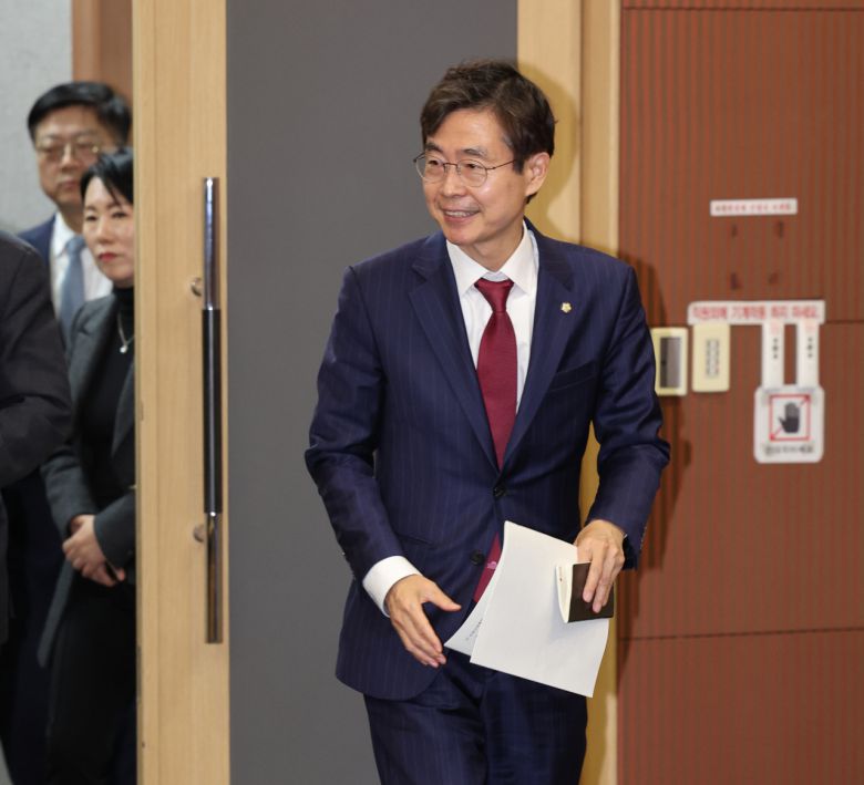 조경태 국민의힘 뉴시티 프로젝트 특별위원회 위원장이 7일 오후 기자회견을 위해 울산시청 프레스센터로 들어서고 있다. [연합]