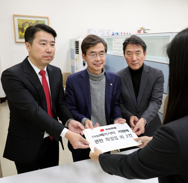 조경태 국민의힘 뉴시티 프로젝트 특별위원회 위원장이 19일 오후 국회 의안과에서 ‘시도 통합 및 관할구역 변경기원에 관한 특별법’ 및 ‘구리-서울 통합특별법’ 발의안을 접수하고 있다. 왼쪽부터 나태근 구리시 당협위원장, 조 위원장, 안병윤 행정안전위원회 수석전문위원. [연합]