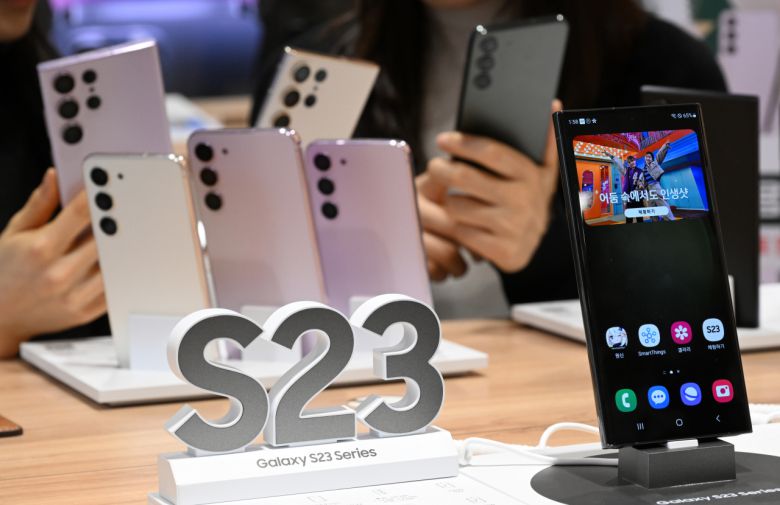 매대에 진열된 갤럭시S23 시리즈. [사진=임세준 기자]