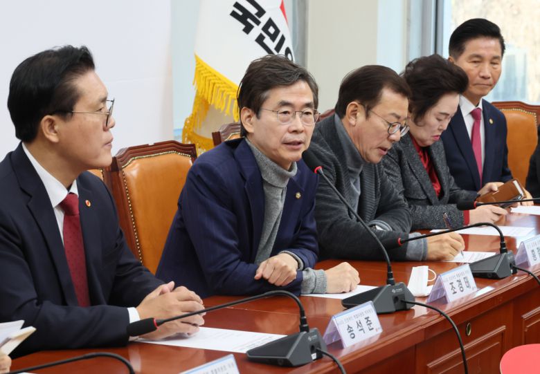 19일 국회에서 열린 국민의힘 뉴시티 프로젝트 특별위원회 서울 인접지역 경기 당협위원장 간담회에서 조경태 특위 위원장이 모두 발언을 하고 있다. [연합]