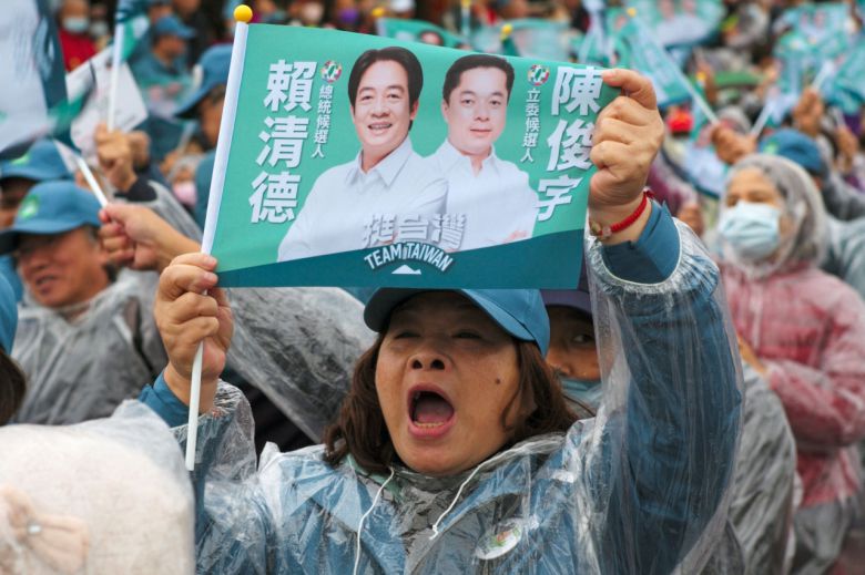 대만 집권 민진당 총통 후보 라이칭터(Lai Ching-te)의 지지자가 21일 유세 현장에서 열렬히 환호하고 있다. [AFP]