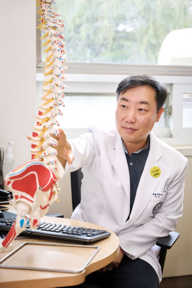 강동경희대병원 재활의학과 김동환 교수는 “고령의 어르신들은 낙상 사고에 대한 막연한 두려움으로 인해 ‘가만히 집에만 있어야겠네’라고 생각하는 경우가 많다. 하지만 그런 경우 관절 상태가 더 나빠져 낙상 위험이 커질 수 있다. 조금씩 자주 일어나서 움직이는 활동을 해야 근육과 뼈 건강에 좋다.”라고 강조했다