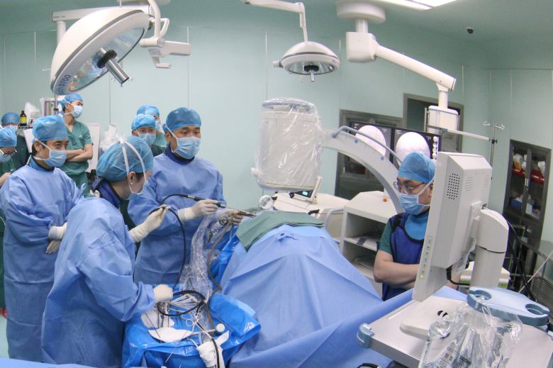 청담우리들병원 배준석 원장의 논문에 의하면,재수술 환자들이 보인 공통적인 원인으로는 연령, 척추 전방전위증, 척추 불안정증, 근섬유 단면적(Muscle CSA) 등 네 가지 요인이 위험 인자로 밝혀져, 일차 수술 후에 연령이 높을수록, 척추 불안정성이 심할수록, 척추 근력이 감소할수록 허리디스크가 재발하거나 새로운 부위에 디스크탈출증이 발생하는 것으로 나타났다.