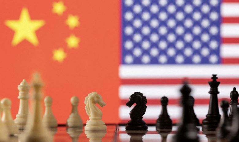 미국과 중국 국기 앞에 체스 말들이 놓여져있다. 미국이 중국산 범용 반도체와 전기차 등에 대한 추가 제재를 검토하고 나선 가운데, 중국이 희토류를 무기로 반격에 나서며 기술 패권 등을 둘러싼 양국 간 갈등이 심화하고 있다. [로이터]