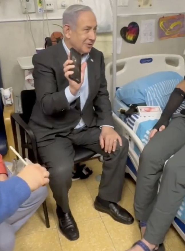 총알을 막은 아이폰을 살펴보고 있는 베냐민 네타냐후 이스라엘 총리의 모습. 네타냐후 총리는 해당 군인에게 새 아이폰을 선물했다. [사진=X]