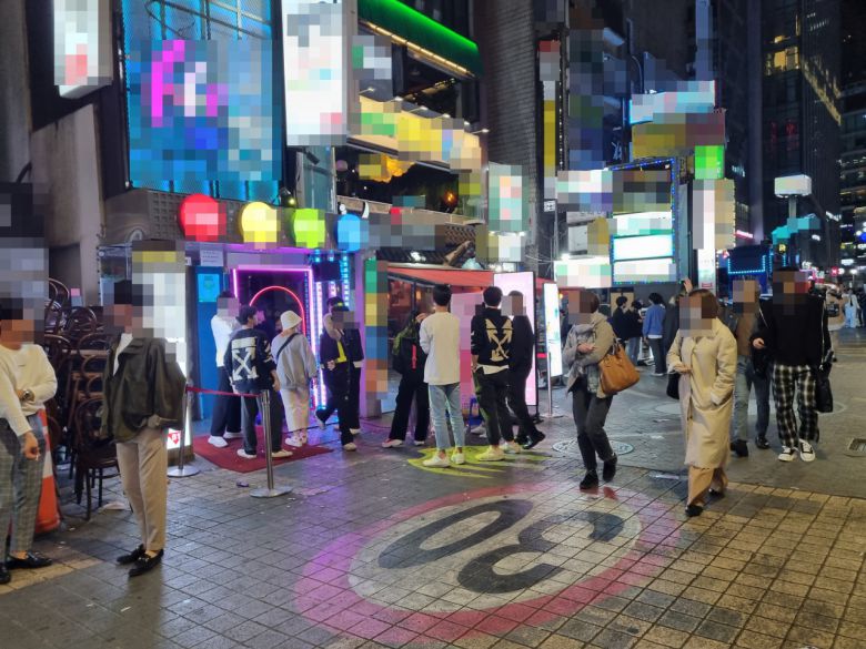 강남구 일대 술집 앞에서 차례를 기다리고 있는 시민과 행인들 모습. 김영철 기자