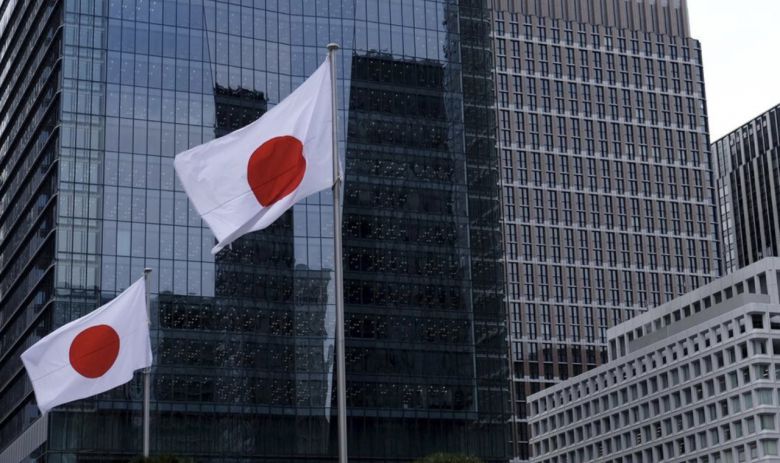 판교 넥슨 사옥에서 진행된 기부금 전달식에서 민기식(왼쪽부터) 메이크어위시 코리아 이사장, 강원기 넥슨 ‘메이플스토리’ 총괄 디렉터, 김정욱 넥슨코리아 부사장 겸 넥슨재단 이사장이 기념 사진을 찍고 있다. [넥슨 제공]