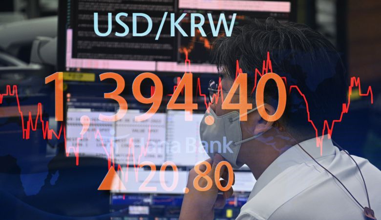 서울 중구 명동 하나은행 딜링룸 전광판. 사진은 다중노출 촬영. 임세준 기자