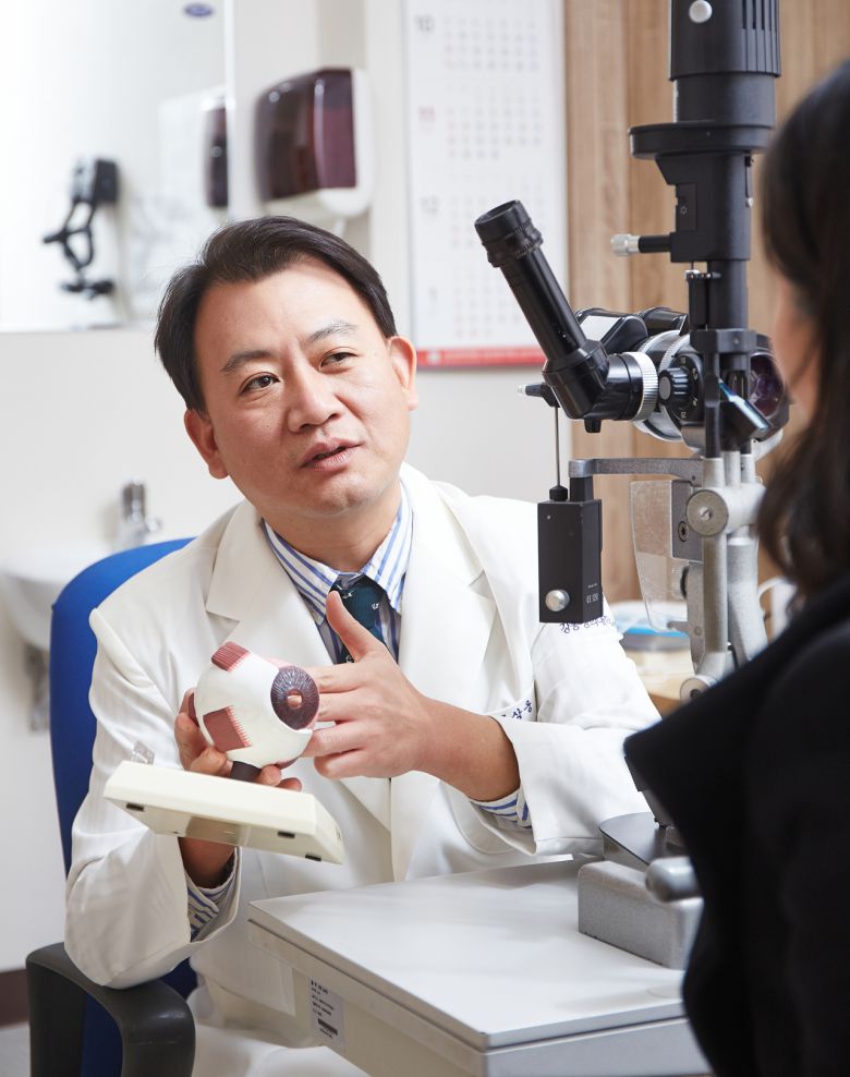강동경희대학교병원 안과 문상웅 교수가 당뇨로 인해 망막변증이 온 환자를 진찰하고있다.
