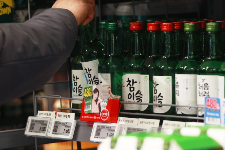 서울 시내 한 대형마트에 진열된 ‘참이슬’. [연합]