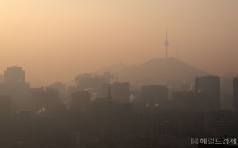 수도권에 초미세먼지 농도가 ‘나쁨’ 수준인 27일 서울 종로구에서 바라본 도심 일대가 뿌연 모습을 보이고 있다. 임세준 기자
