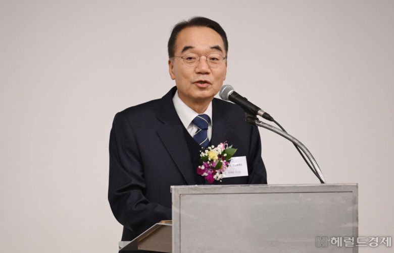 박재완 한반도선진화재단 겸 성균관대 이사장이 28일 서울 중구 대한상공회의소에서 진행된 ‘2023 헤럴드 일자리 대상’ 시상식에서 심사평을 전하고 있다. 이상섭 기자