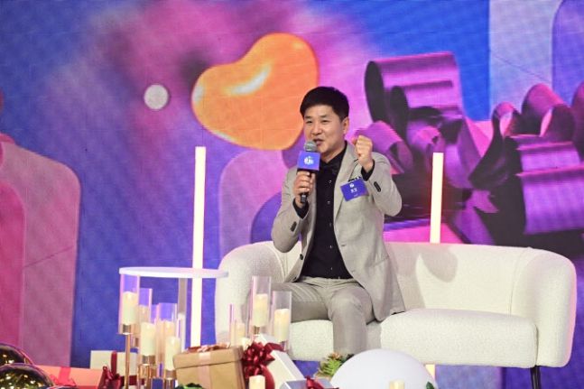 정찬용 아프리카TV 대표가 ‘2023 BJ 대상 시상식’에서 사명 및 BJ 이름을 바꾸는 쇄신안을 발표하고 있다. [사진, 아프리카TV]