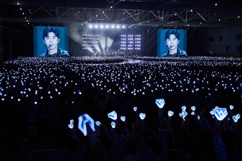 임영웅은 특히 현장에서 신청받은 사연을 토대로 그려지는 토크 콘서트 ‘임영웅의 스페이스’를 통해 센스 있는 입담과 적극적인 소통을 뽐내는 가하면, 영웅시대를 향한 고마움과 애정까지 잊지 않았다.