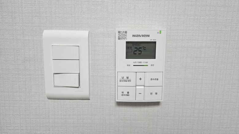 8평 원룸에서 자취하는 천모(28) 씨가 집안 난방을 25도로 맞춰 놓은 모습. [본인 제공]