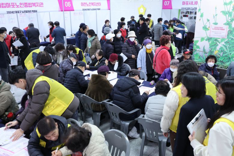 13일 서울 마포구청에서 열린 '2023 마포구 노인 일자리 박람회'가 일자리를 구하려는 노인들로 북적이고 있다. 이날 통계청이 발표한 11월 고용동향에 따르면 취업자 수 증가 폭이 석 달 만에 20만명대로 다소 축소됐다. 이 중 청년층은 6만7천명 줄며 지난해 11월 이후 13개월째 감소세가 이어졌고, 60세 이상이 29만1천명 늘어 증가 폭이 가장 컸다. [연합]