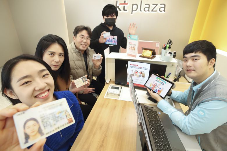 KT가 가족의 통신 업무를 가족 대표가 대신해서 처리할 수 있는 ‘우리가족대표’ 서비스를 출시했다고 3일 밝혔다. 모델들이 KT 매장에서 우리가족대표 서비스를 소개하고 있는 모습. [KT 제공]