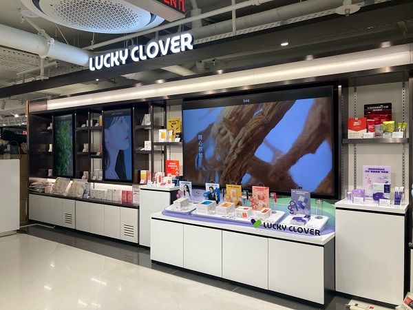럭키클로버는 2023년 대한민국 No.1 건강기능식품 대상을 수상한 ‘헬스헬퍼’를 포함한 줄리스초이스, 힌트 등의 건강&웰빙 브랜드를 한자리에서 만나볼 수 있으며, 이번 면세 시장 확대를 통해 글로벌 소비자와의 접점을 확대하겠다는 입장을 밝혔다.