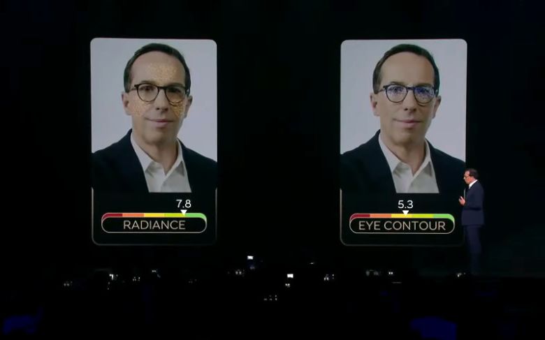 니콜라스 이에로니무스 로레알 최고경영자(CEO)가 9일(현지시간) 미국 라스베이거스에서 막을 올린 세계 최대 가전·IT전시회 CES 2024 기조연설에서 인공지능(AI)을 활용한 뷰티 솔루션 ‘뷰티 지니어스’로 피부 진단을 받고 있다. [유튜브 ‘로이터’]