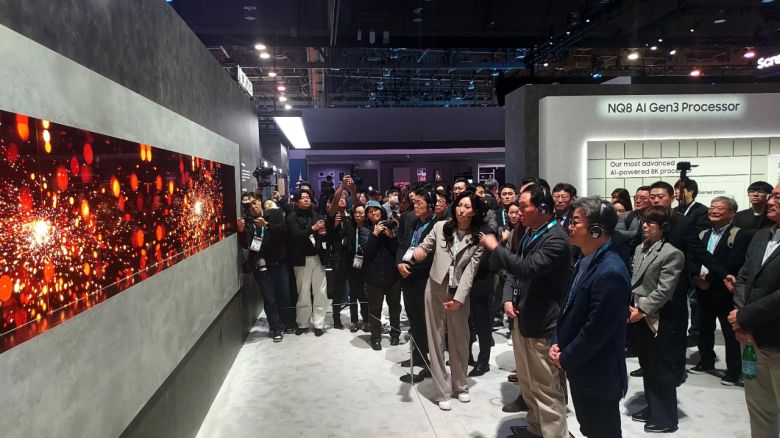 CES 2024 개막날인 9일(현지시간) 미국 네바다주 라스베이거스 컨벤션센터(LVCC) 센트럴홀에서 최태원 SK그룹 회장이 삼성전자 부스에 방문해 삼성 TV에 대해 설명을 듣고 있다. 한영대 기자