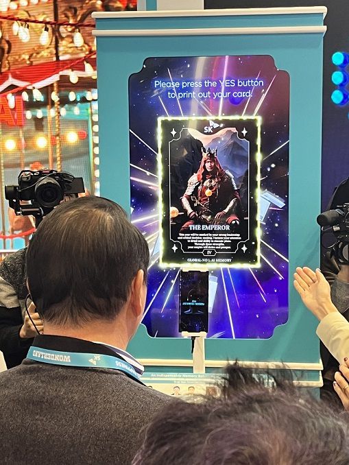 CES 2024 개막날인 9일(현지시간) 미국 네바다주 라스베이거스 컨벤션센터(LVCC) 센트럴홀에 마련된 SK 전시관에서 최태원(오른쪽) SK그룹 회장이 ‘AI 포춘텔러’에서 나만의 타로카드를 만들고 있다. [SK기자단 제공]