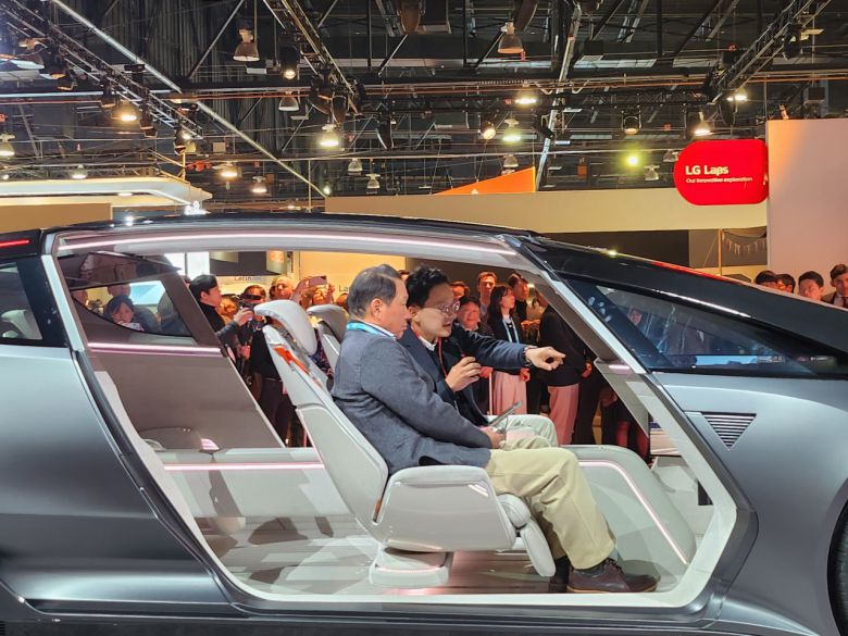 최태원 SK그룹 회장이 9일(현지시간) 미국 라스베이거스에서 개막한 세계 최대 IT 전시회 CES 2024 LG전자 부스에서 LG전자의 미래 모빌리티 콘셉트 알파블을 타보고 있다. [연합]