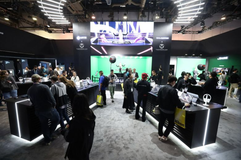 세계 최대 가전·IT 전시회 CES 2024에 마련된 롯데정보통신 부스에서 관람객들이 전시 기술을 살펴보고 있다. [롯데정보통신 제공]