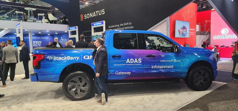 블랙베리가 9일(현지시간) 미국 라스베이거스에서 열린 CES2024 현장에 공개한 포드 경상용 차량. [사진=김성우 기자]