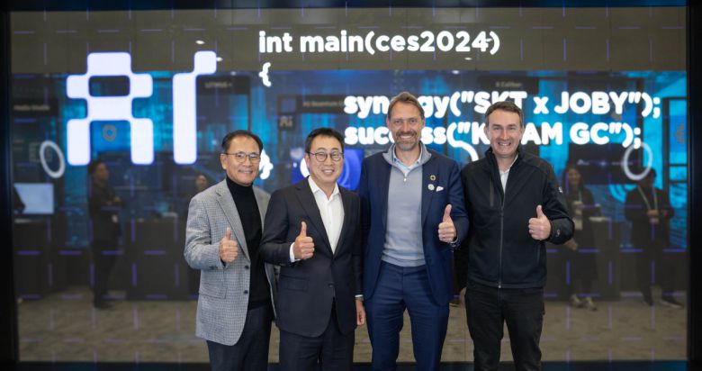 사진 왼쪽부터 하민용 SK텔레콤 Global Solution Office 담당(CDO), 유영상 SK텔레콤 사장, 조벤 비버트 Joby Aviation CEO, 에릭 앨리슨 Joby Aviation 부사장이 기념 촬영을 하고 있는 모습. [SK텔레콤 제공]