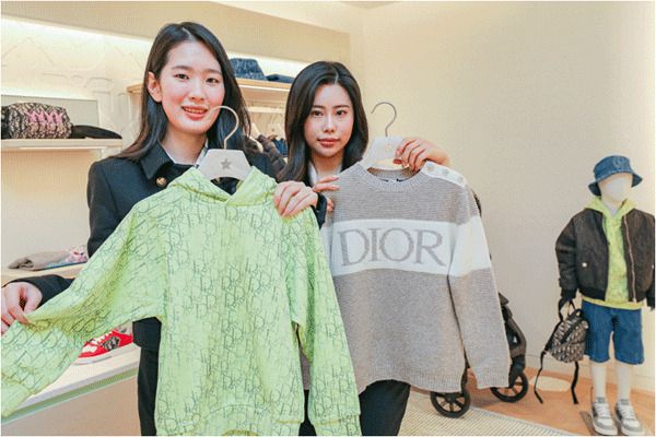 지난해 문을 연 현대백화점 압구정점의 베이비 디올. 직원들이 아동용 디올 제품을 들고 있다. [현대백화점 제공]