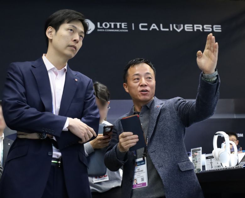 CES2024 현장에서 신유열 롯데지주 미래성장실장(좌)과 고두영 롯데정보통신 대표이사(우)가 대화하고 있다. [롯데정보통신 제공]