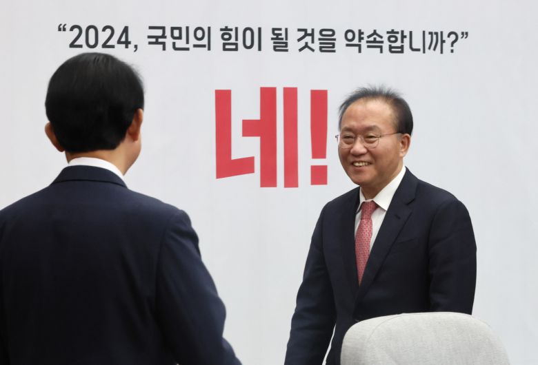 윤재옥 국민의힘 원내대표가 16일 국회에서 열린 원내대책회의에 참석하고 있다. [연합]