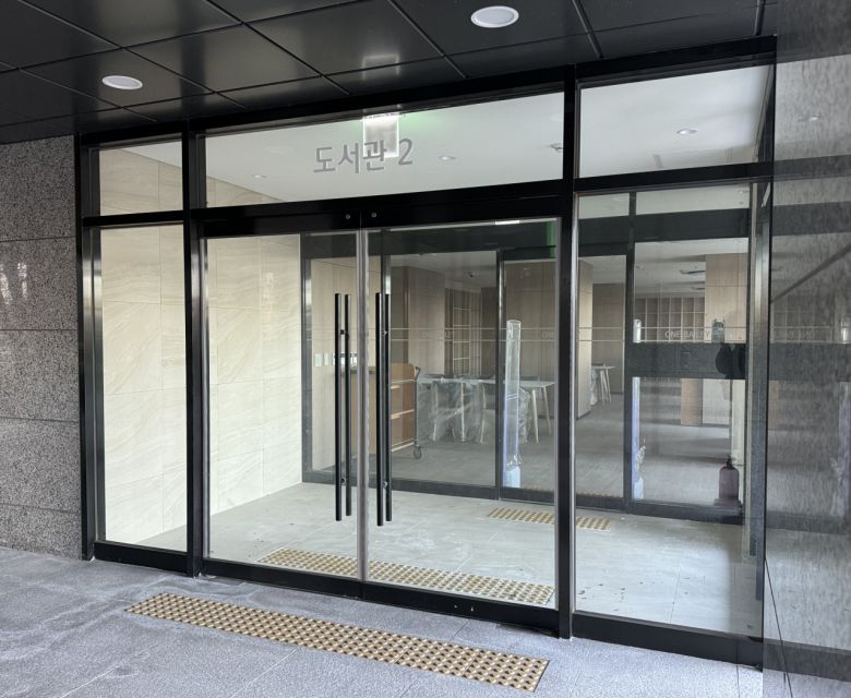 지난 15일 서울 서초구 반포동 ‘래미안 원베일리’. 공공 개방 시설인 도서관의 조명이 꺼진 채 닫혀있다. [박로명 기자]