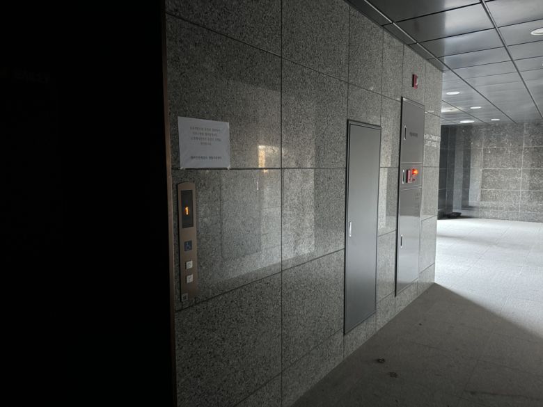 지난 15일 서울 서초구 반포동 ‘래미안 원베일리’. 공공 개방 시설인 스카이브리지로 통하는 승강기 운영이 중단돼 있다. [박로명 기자]