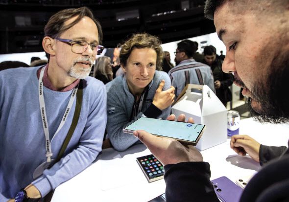 체험존에서 참석자들이 제품을 이용해보고 있다. [삼성전자 제공]